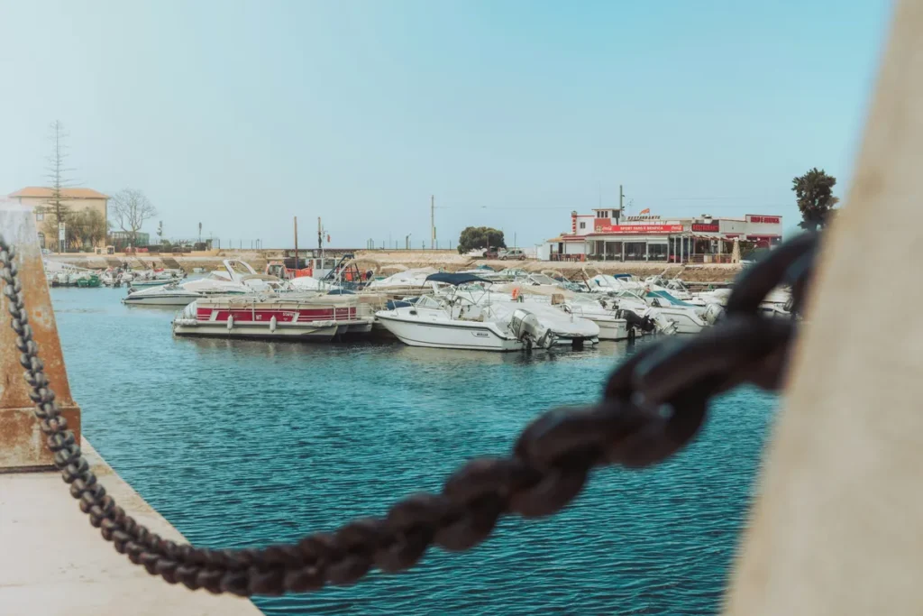 Closeup of a chain at the port of Faro, serving as an example for a running route for aircrews with a layover at Faro, Portugal.