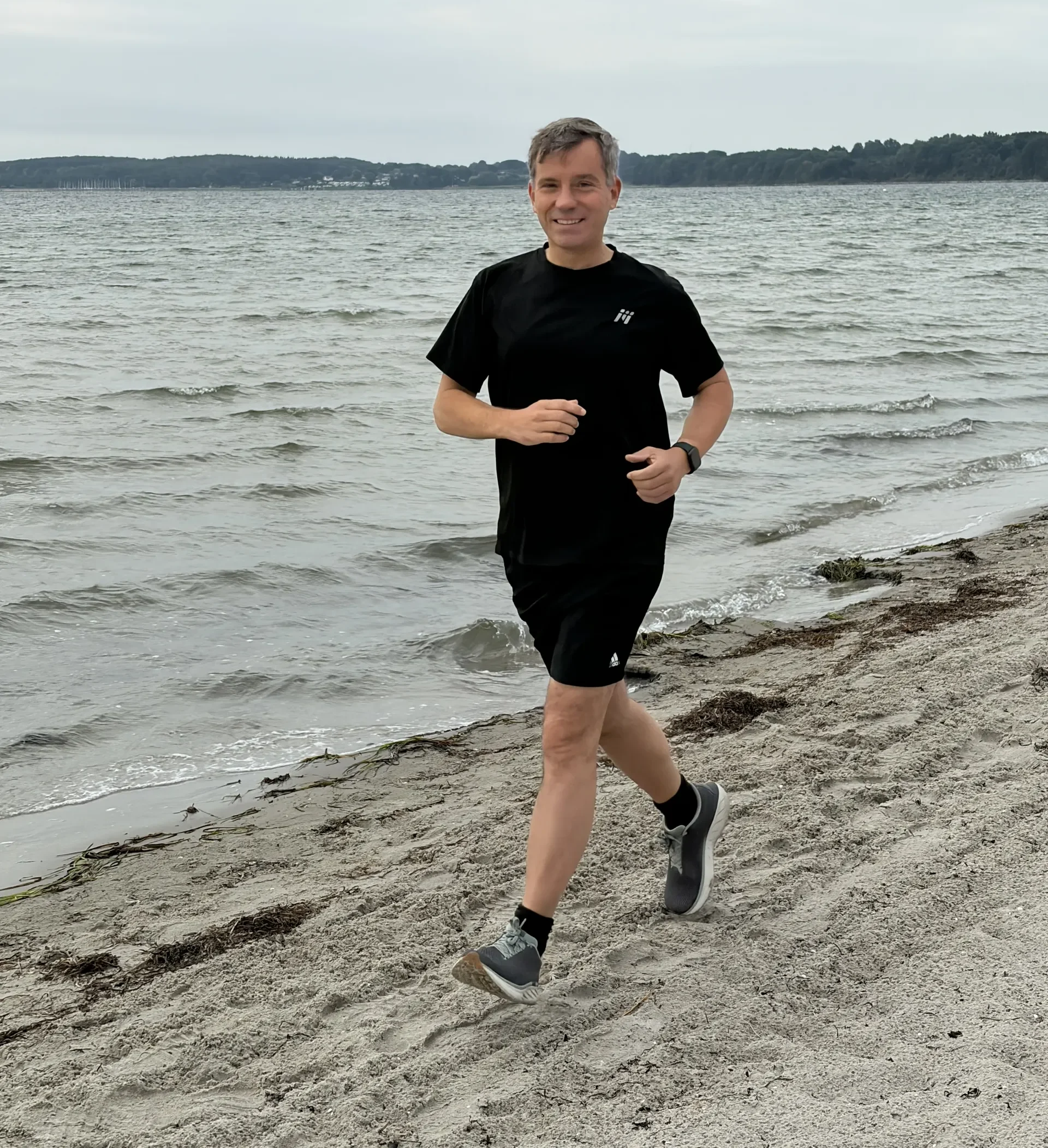 BaseLegs Founder Alexander Cohrs-Henschel, running at at beach.
